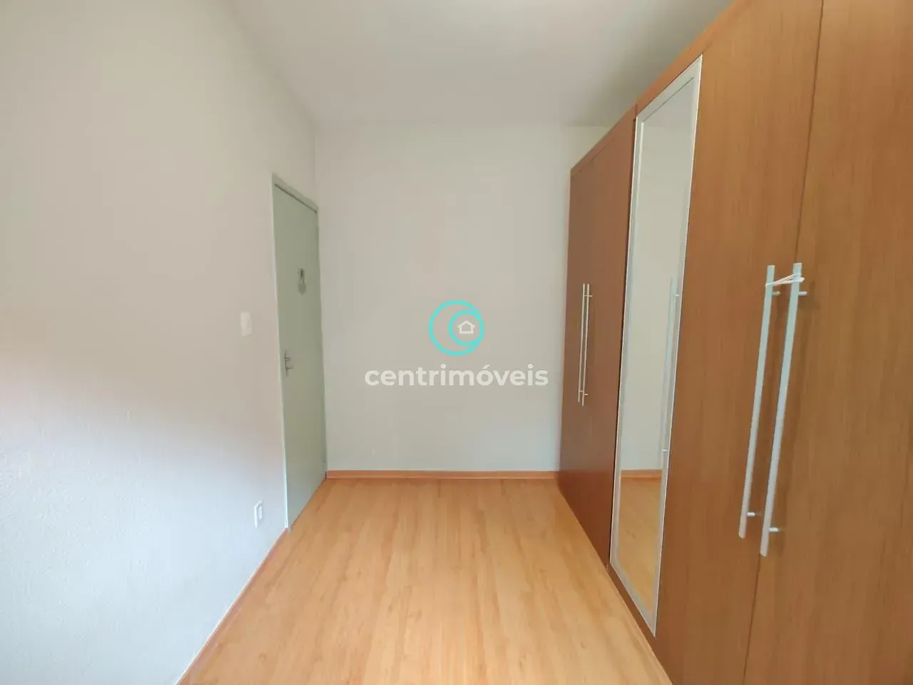 Wood or laminate floors in a 2-bedroom apartment, 50 m² — photo 20