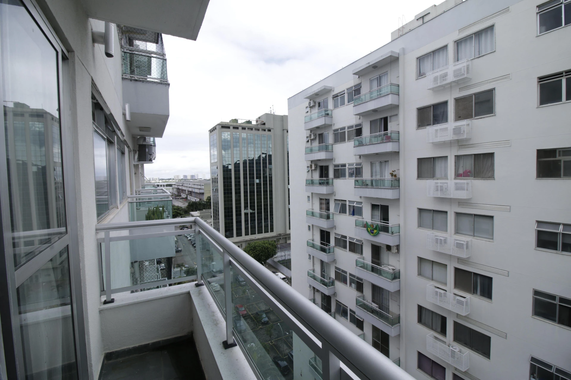 2-bedroom apartment with a balcony and 2 parking spaces
