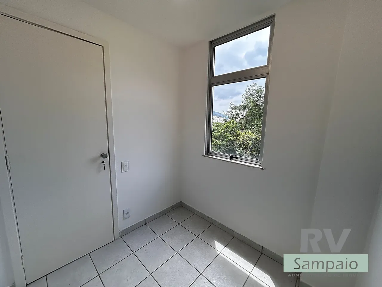One-bedroom apartment with a mountain view in Rio de Janeiro — photo 17