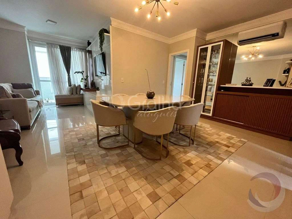 4-bedroom apartment with built-in kitchen cabinets