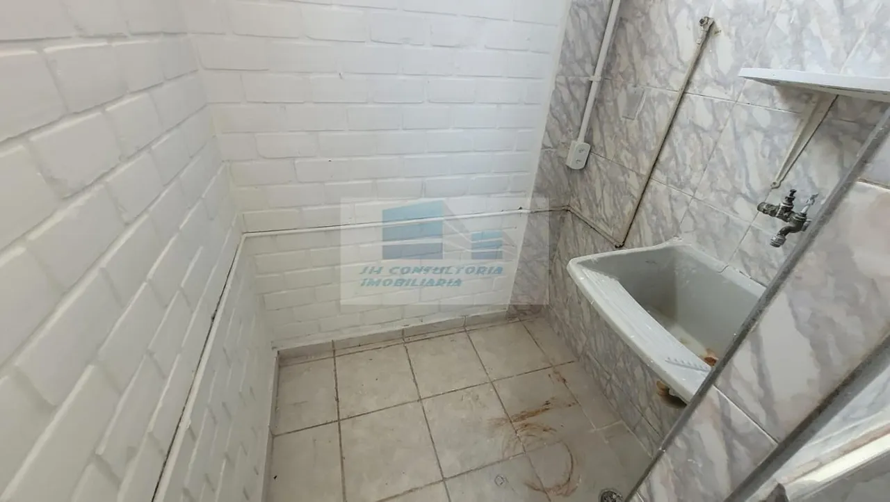 Empty apartment with 2 bedrooms and a gas stove — photo 4