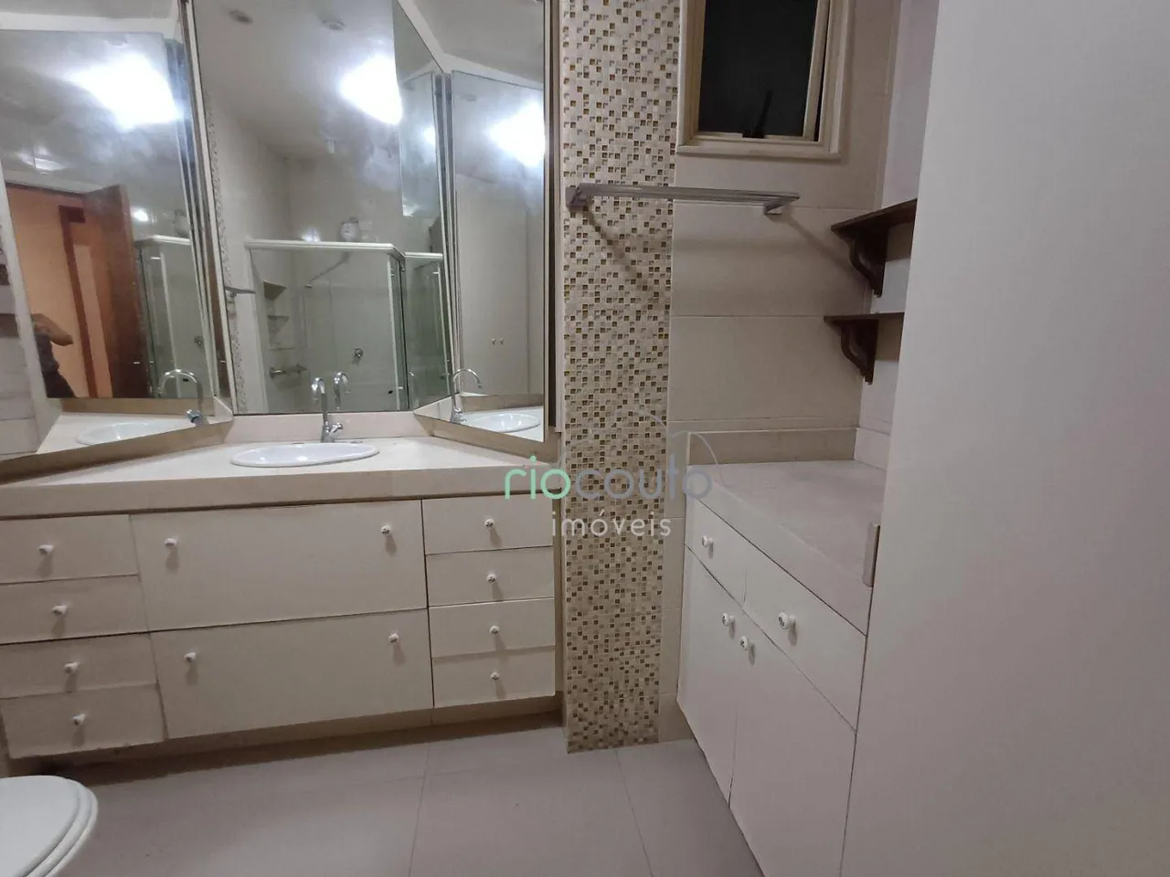 Apartamento com 3 dormitórios e piso de madeira — photo 8