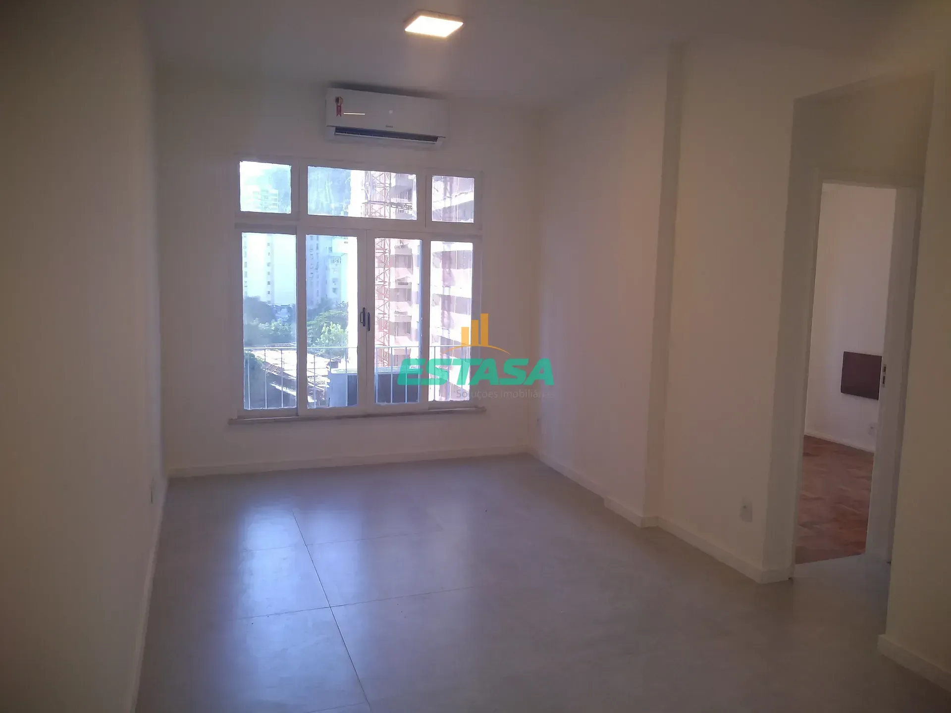 Studio kit with 1 bedroom and 1 bathroom, no parking