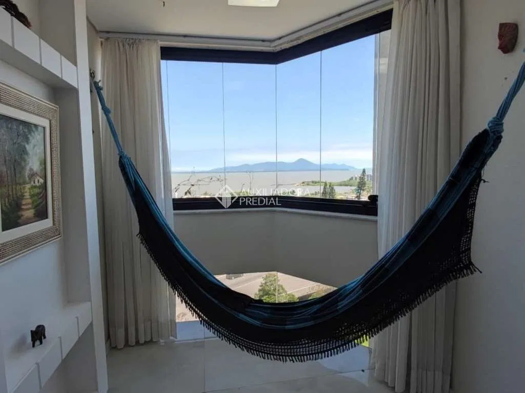 3-bedroom apartment with enclosed glass balcony — photo 5