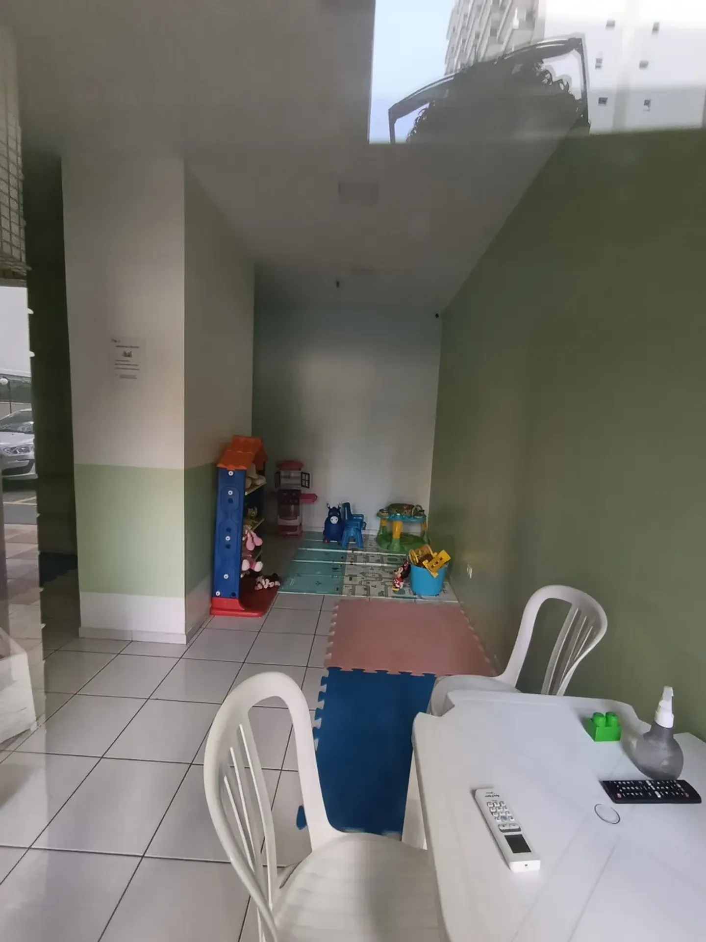 Unfurnished 2-bedroom apartment with a balcony — photo 23