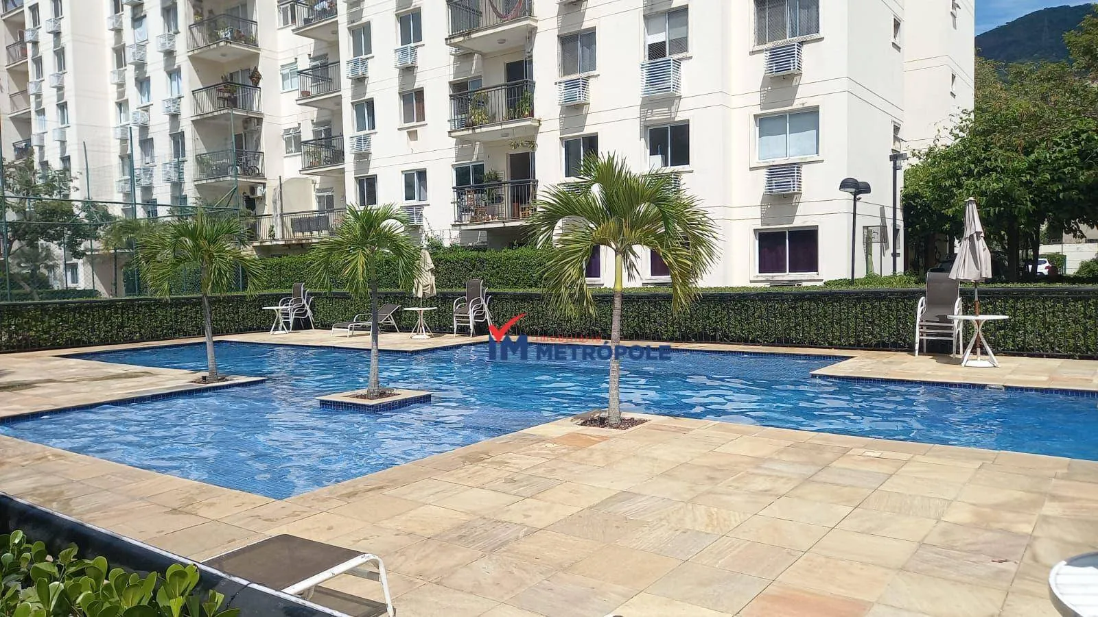 Balcony with a grill in a 4-bedroom apartment, 234 m² — photo 14
