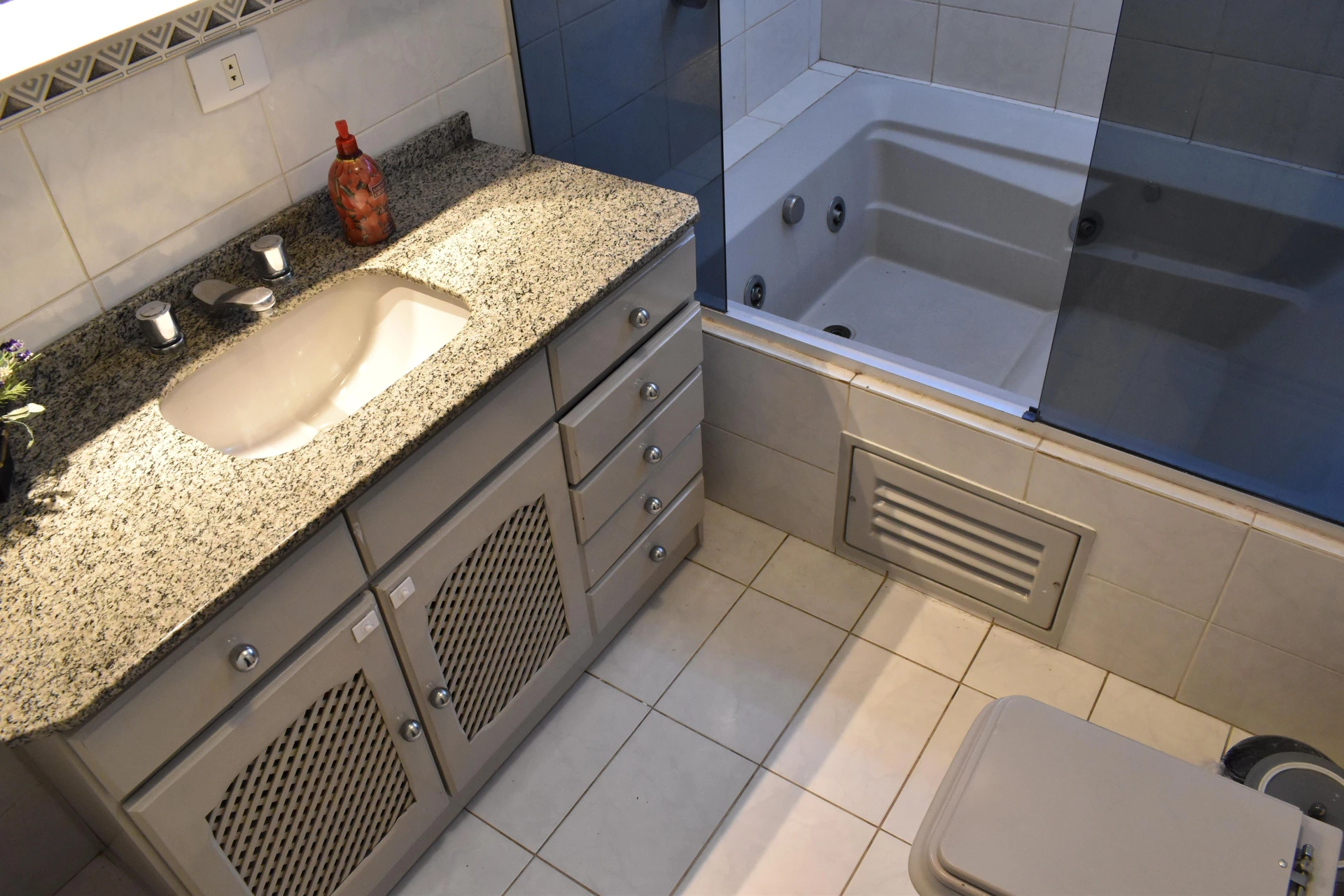 3-bedroom apartment with a bathtub in Curitiba — photo 23