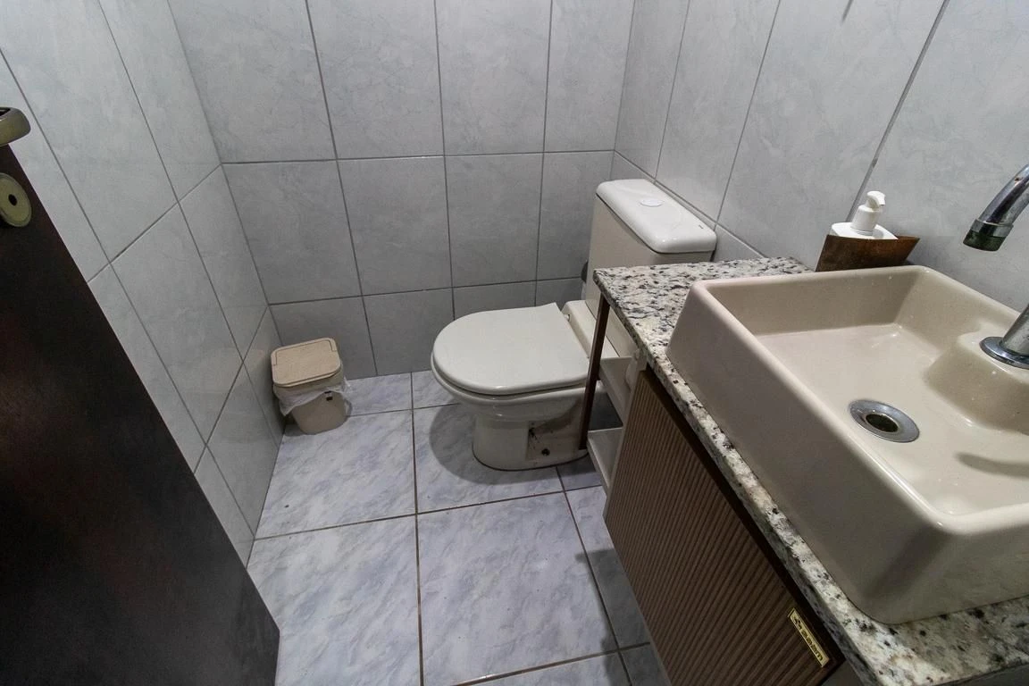 3-bedroom house with a bathtub in Curitiba — photo 22