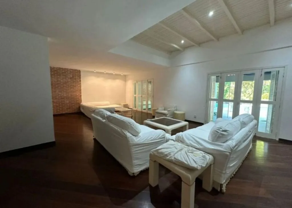 House with 5 bedrooms and 4 bathrooms, 647 m² — photo 35