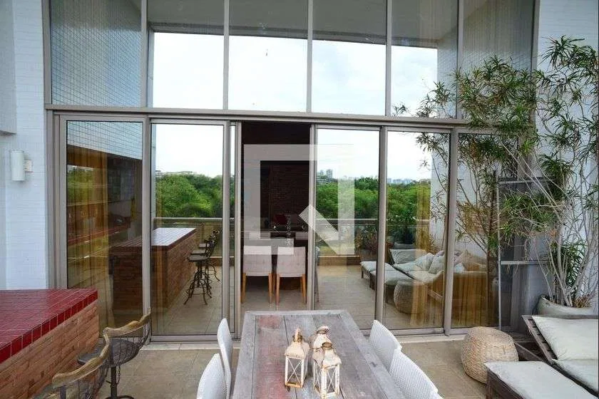 4-bedroom apartment with enclosed glass balcony — photo 5