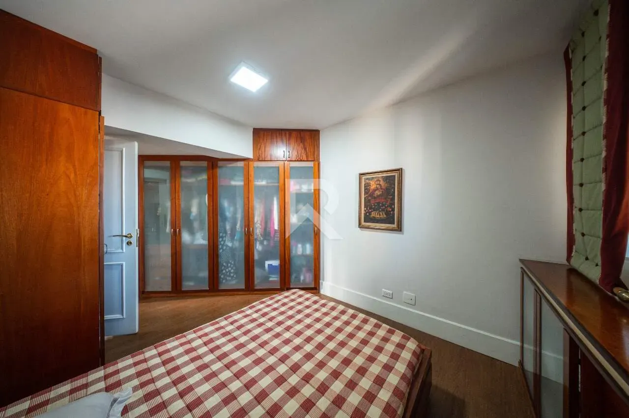 Furnished apartment with 3 bedrooms and 221 m² — photo 38