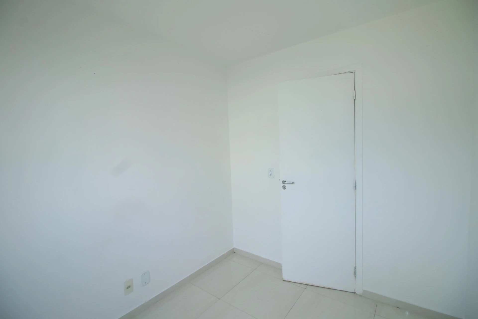 2-bedroom apartment with 1 bathroom and condo pool — photo 29