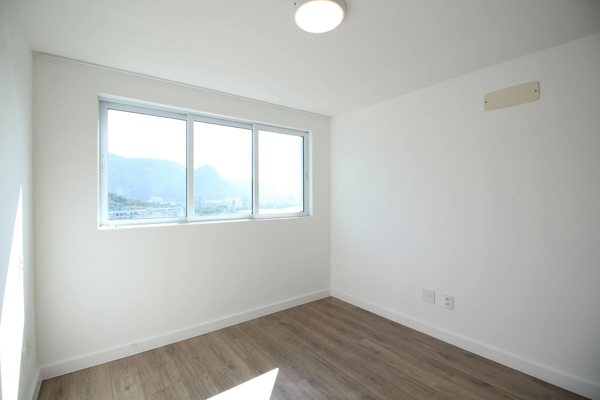 Apartamento de 2 quartos com janelas do piso ao teto — photo 34