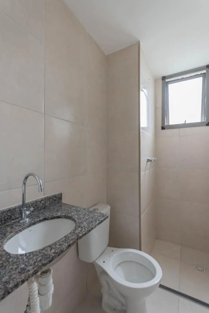 2-bedroom apartment with a suite and a glass balcony — photo 30