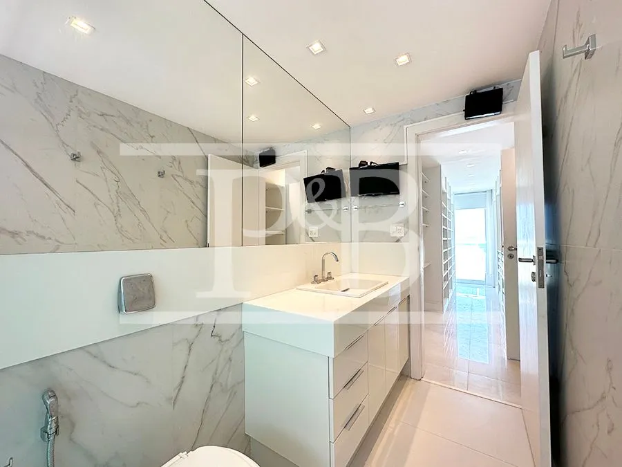 4-bedroom apartment with an enclosed glass balcony — photo 20