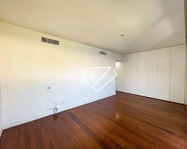 4-bedroom apartment with a balcony and laundry area — photo 5