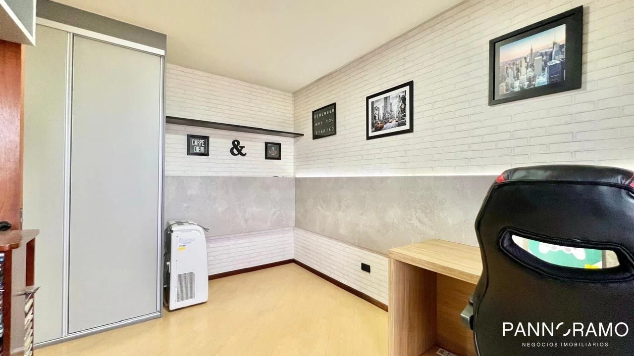 Walk-in closet in a 3-bedroom apartment, 186 m² — photo 7