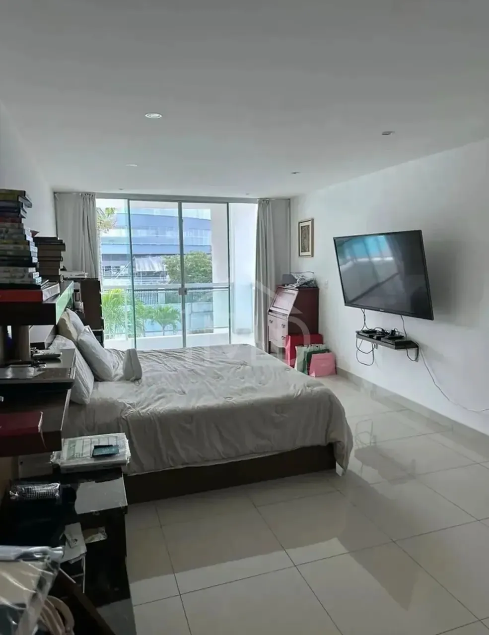 House with 5 bedrooms and floor-to-ceiling windows — photo 2