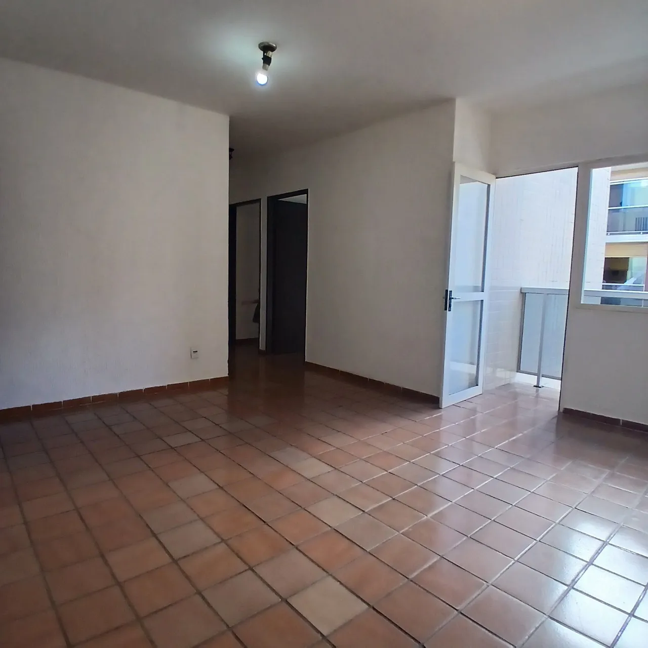 Unfurnished 3-bedroom apartment with a balcony — photo 9