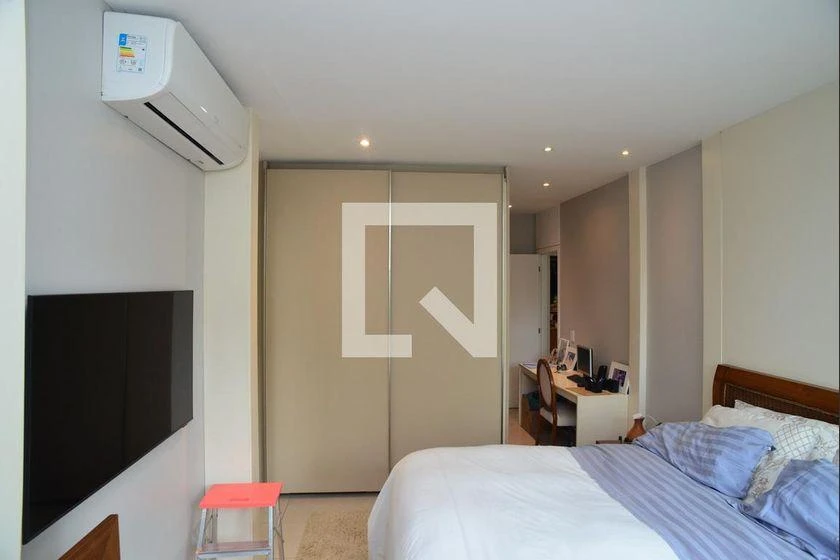 298 m² rental apartment with 4 en-suite bedrooms and balcony — photo 44