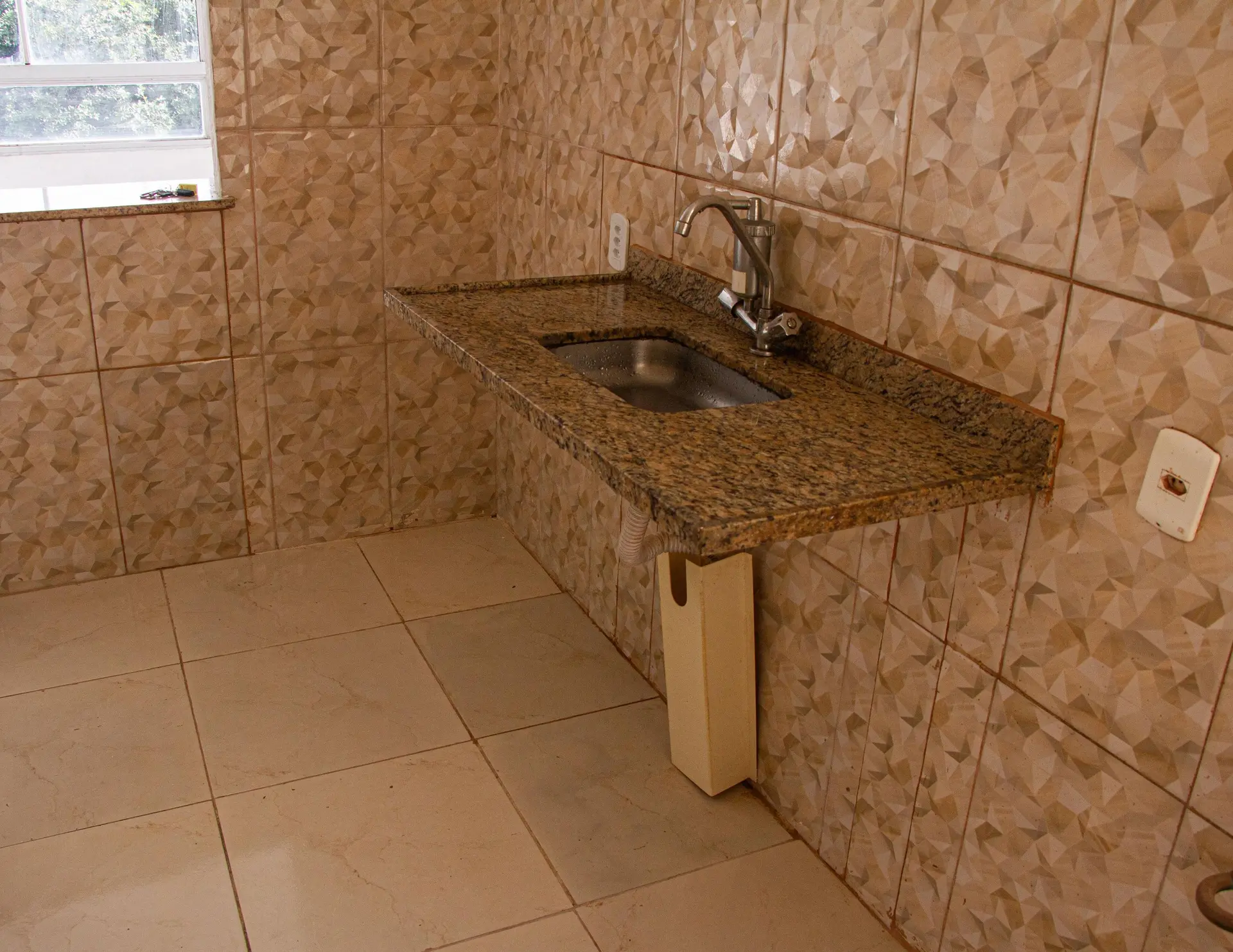 Unfurnished 2-bedroom apartment with pet-friendly policy — photo 2