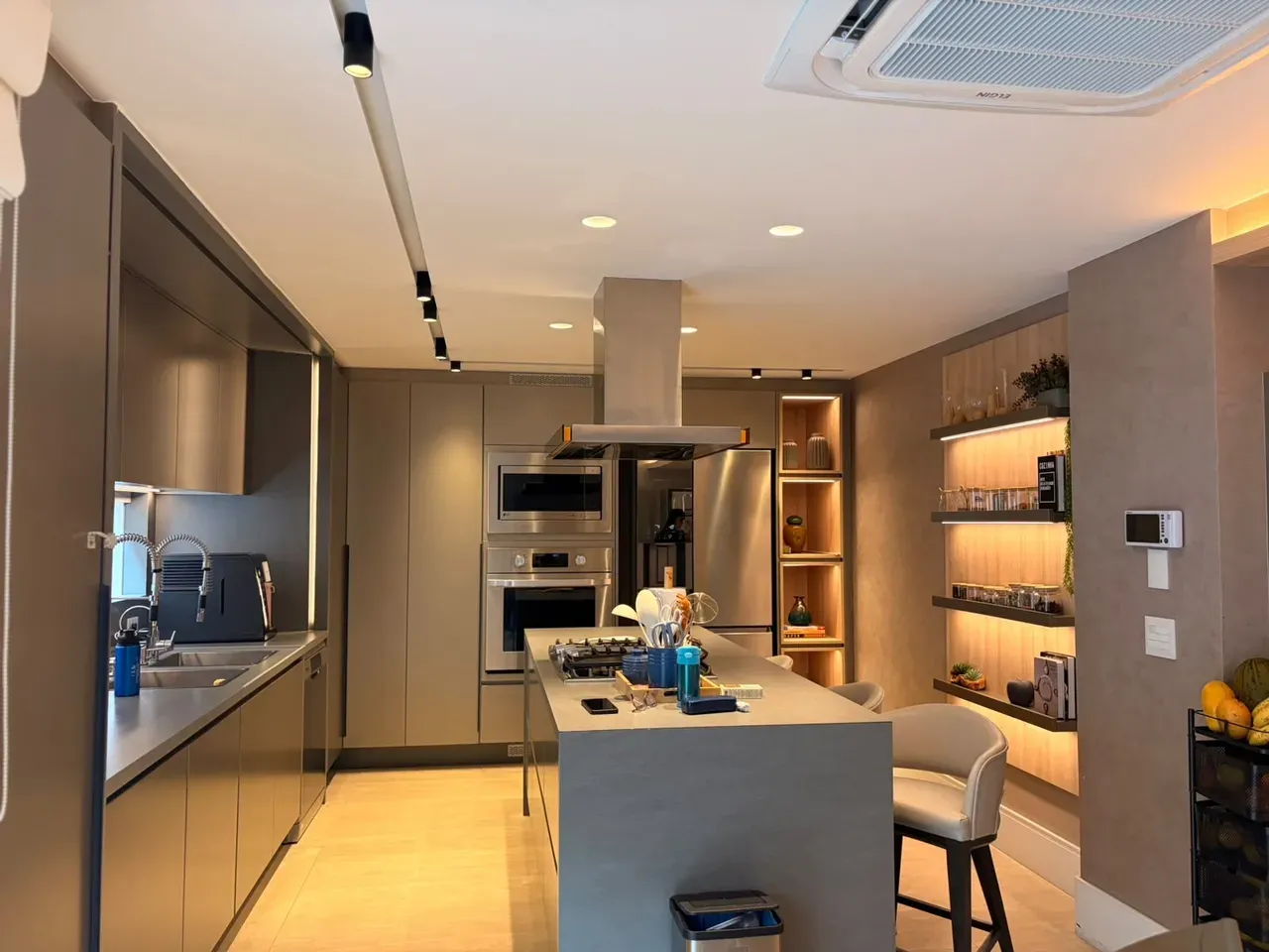 373 m² house with a home office and a grill on the balcony — photo 21