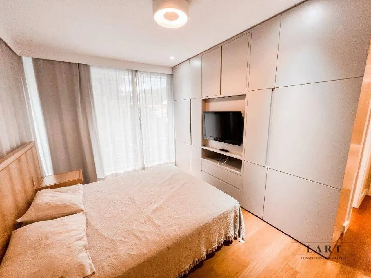 Furnished 2-bedroom apartment with open-plan kitchen — photo 16