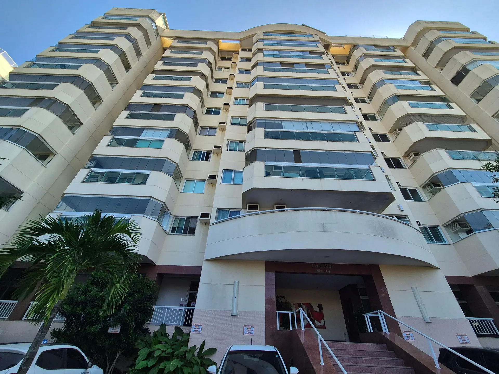 Furnished 2-bedroom apartment with private BBQ — photo 36