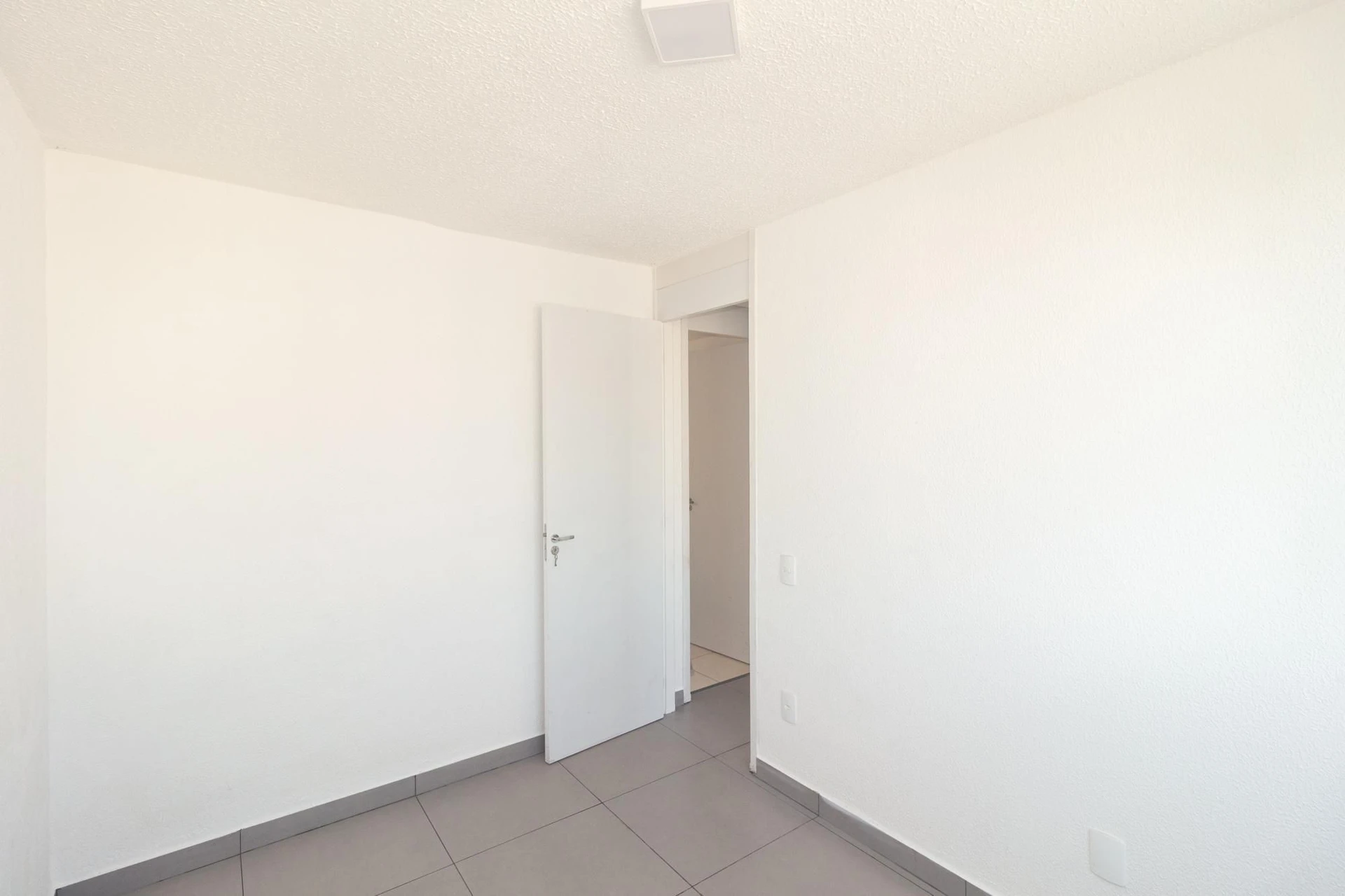 2-bedroom apartment with shared outdoor pool — photo 4