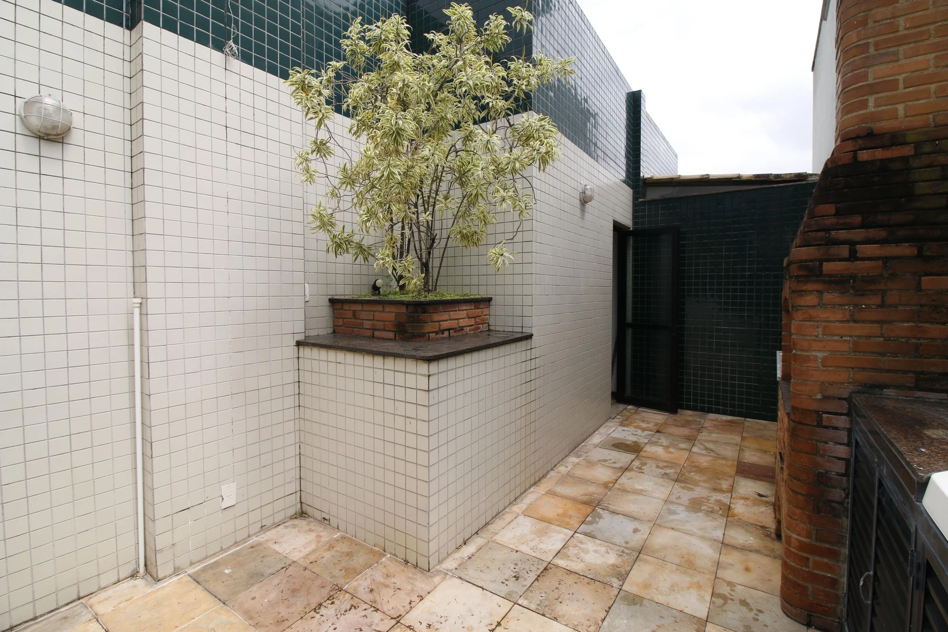 Balcony with a grill in a 4-bedroom apartment, 172 m² — photo 2