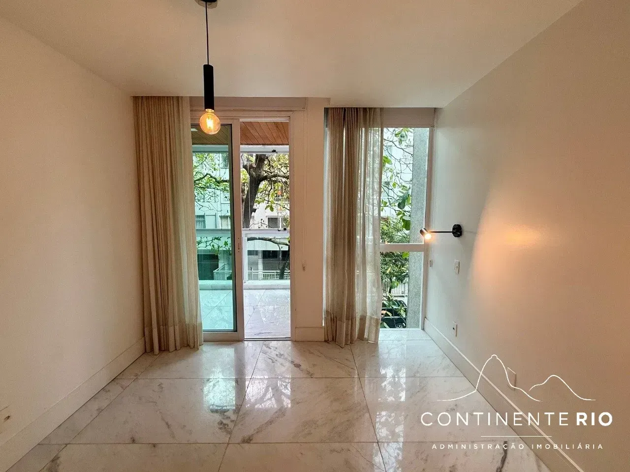 3-bedroom apartment with 4 bathrooms and a glass balcony — photo 15