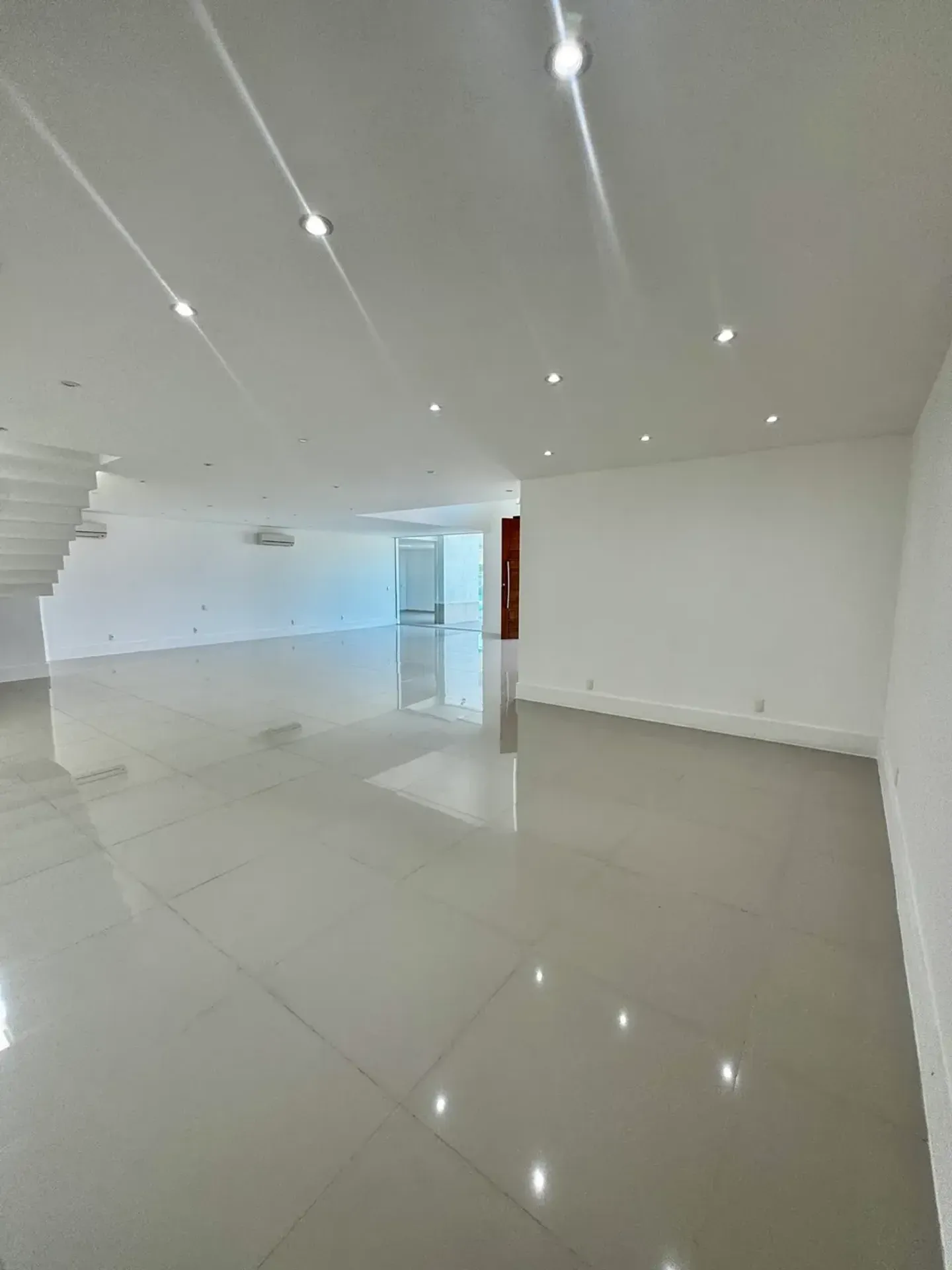 Unfurnished house with 5 bedrooms and 5 bathrooms — photo 23