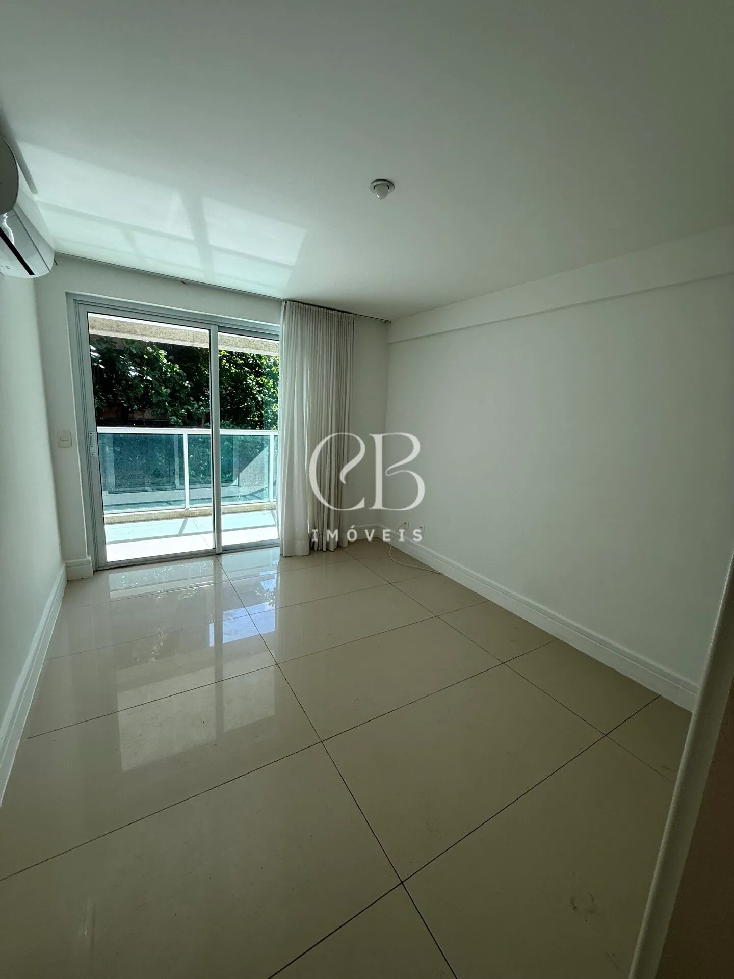Apartment with 4 bedrooms and a balcony in great condition — photo 42