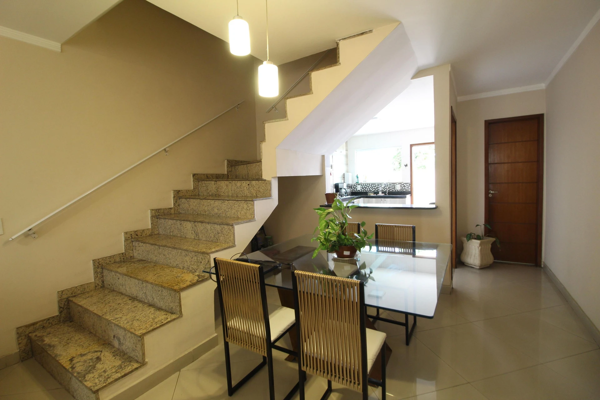 Rental apartment with 3 en-suite bedrooms and balcony — photo 3