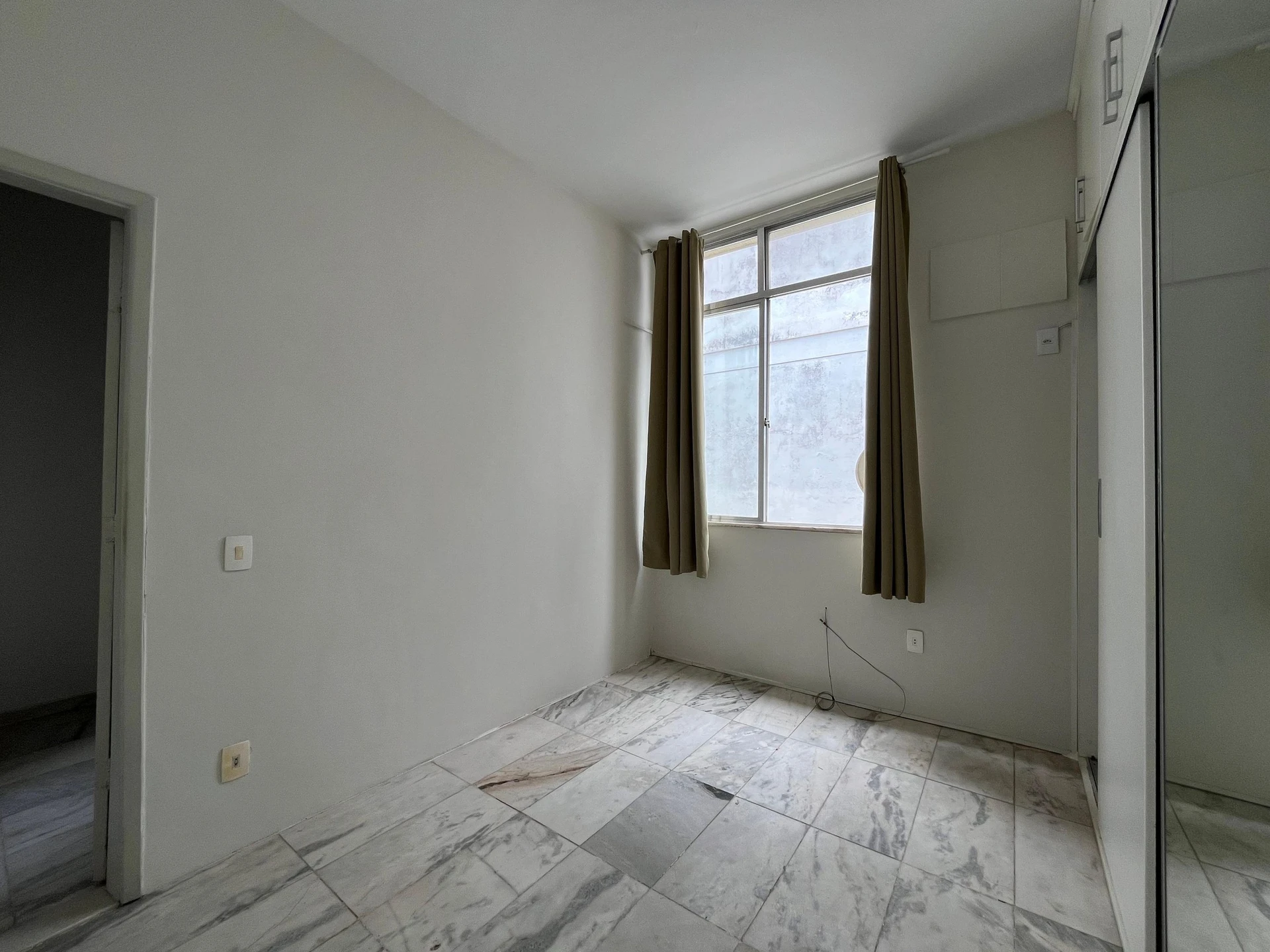 Bathtub in a 2-bedroom apartment, 170 m² — photo 32