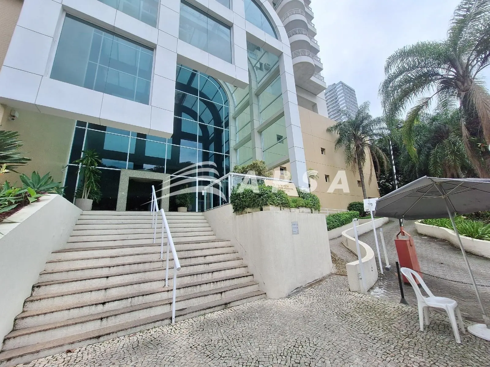 Balcony with a grill in a 2-bedroom apartment, 98 m² — photo 8