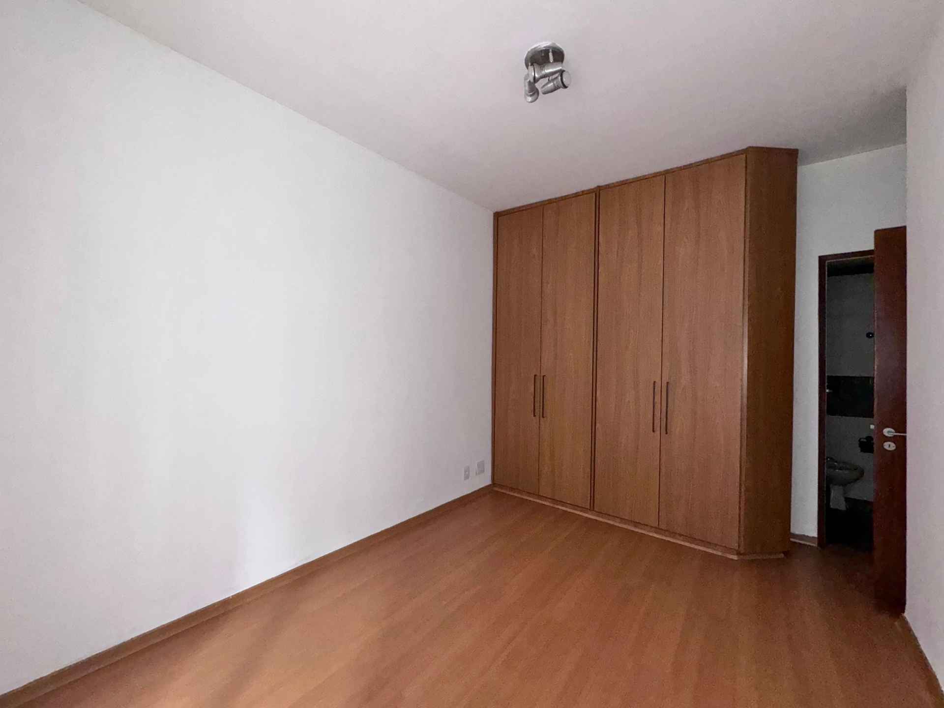 Apartamento de 3 quartos com varanda de vidro — photo 36