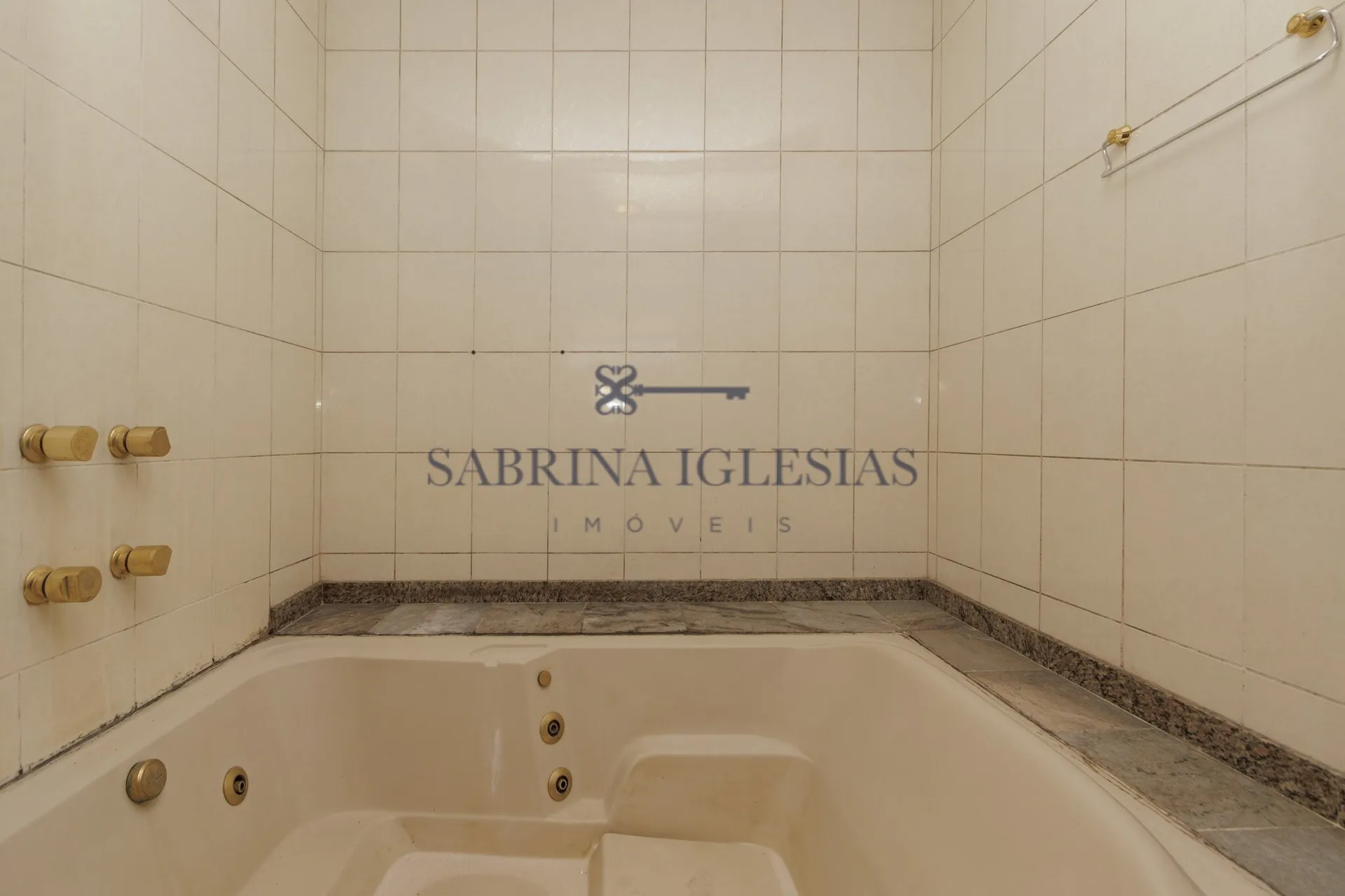 4-bedroom house with a grill on the balcony in Curitiba — photo 54