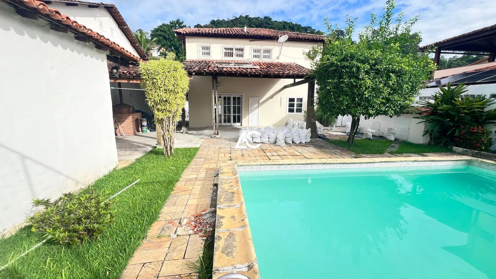 House with 5 bedrooms and 5 bathrooms plus a pool — photo 51