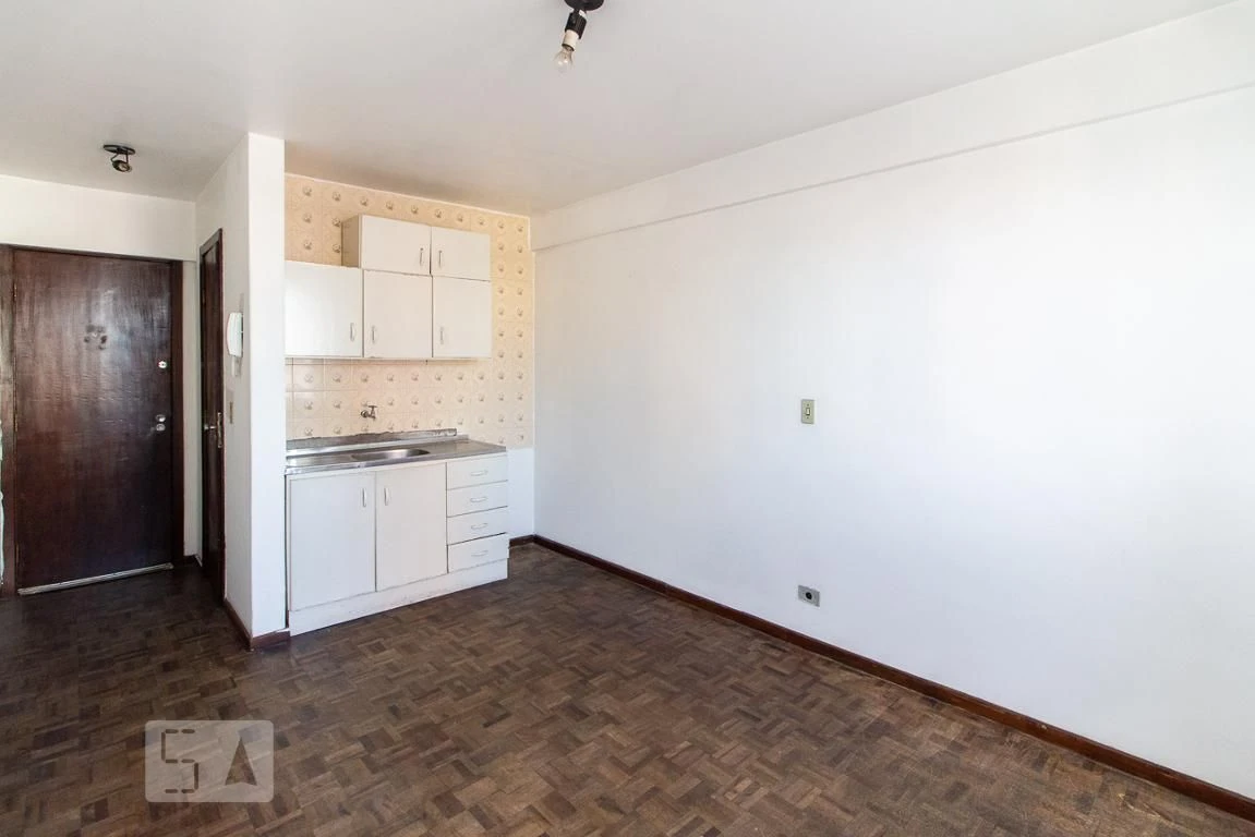 Monoambiente con piso de madera o laminado en Curitiba — photo 3