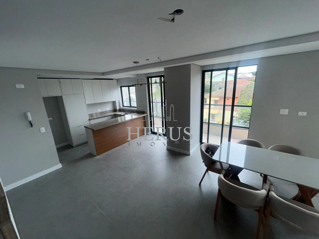 Apartamento de 2 quartos com janelas do piso ao teto — photo 9