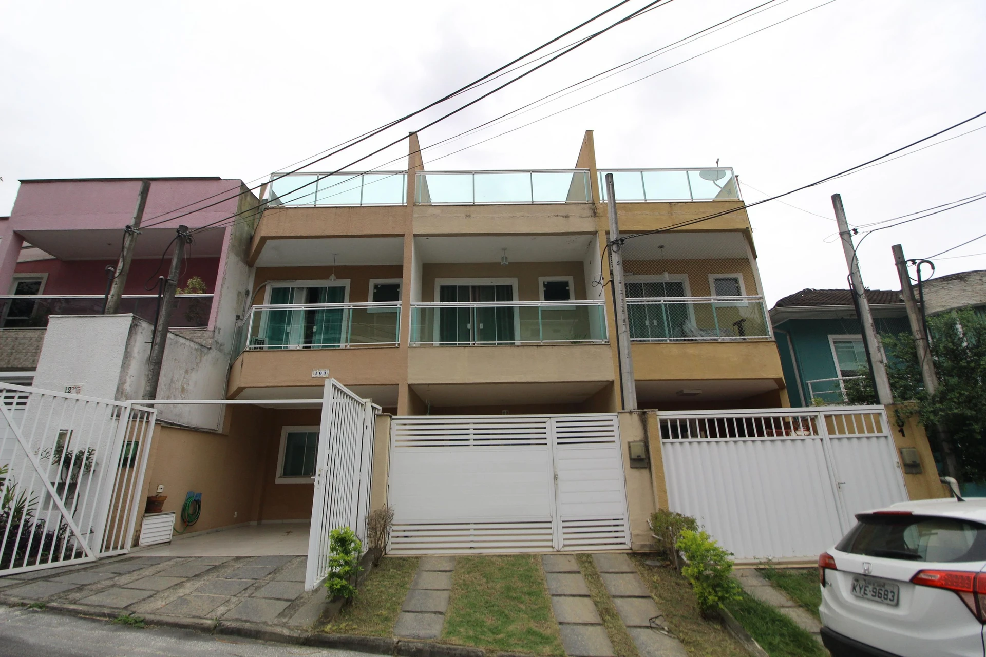 Rental apartment with 3 en-suite bedrooms and balcony — photo 53