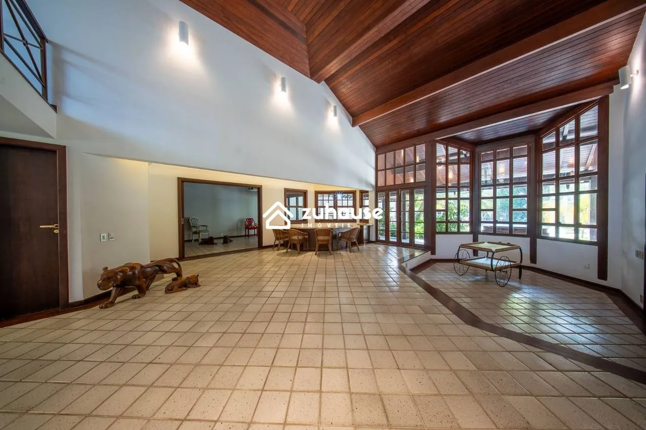 Casa de 5 quartos com janelas do piso ao teto — photo 18