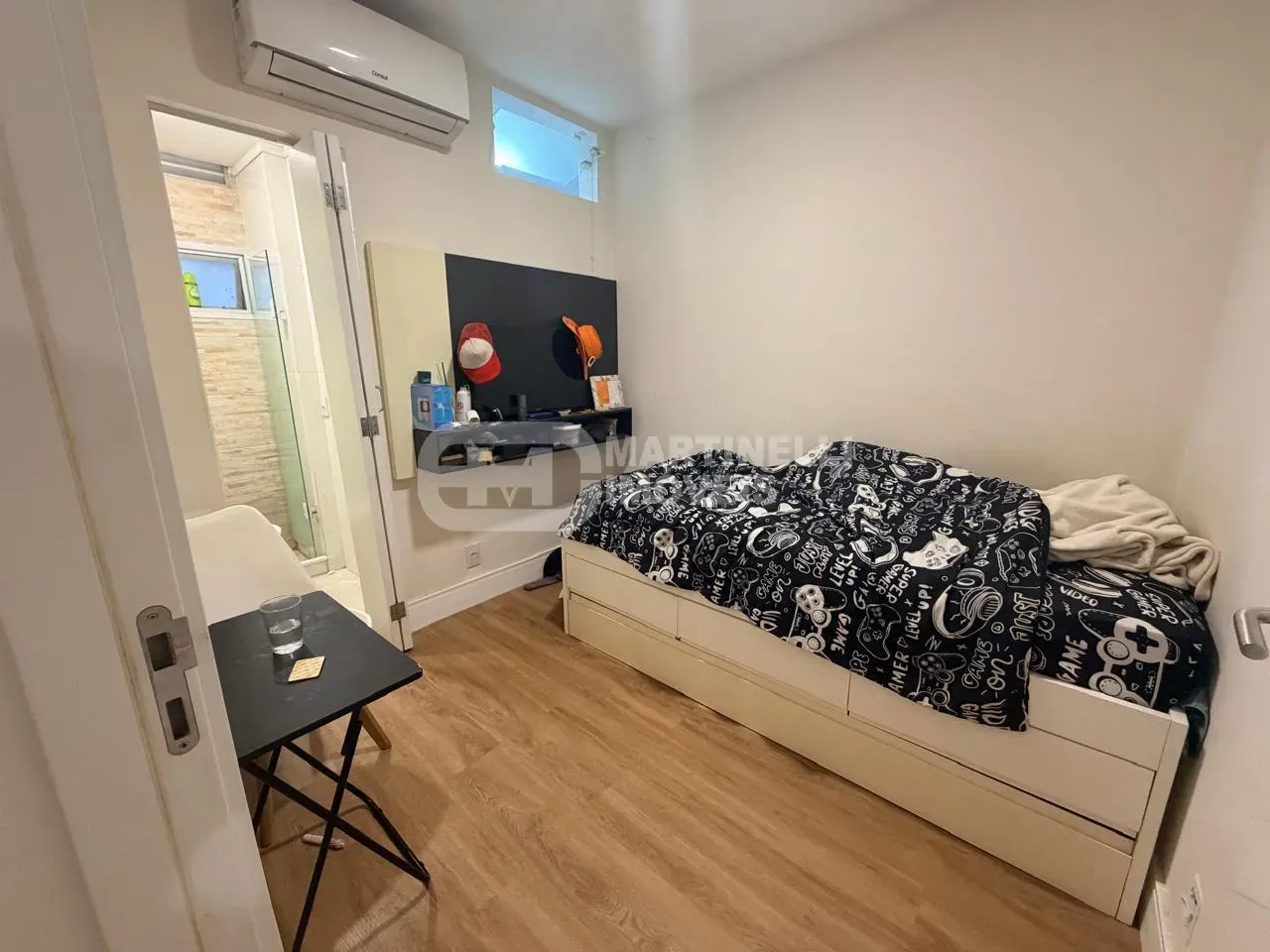 Walk-in closet in a 4-bedroom apartment, 168 m² — photo 9