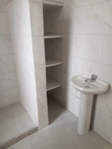 Unfurnished 3-bedroom apartment with a laundry area — photo 10