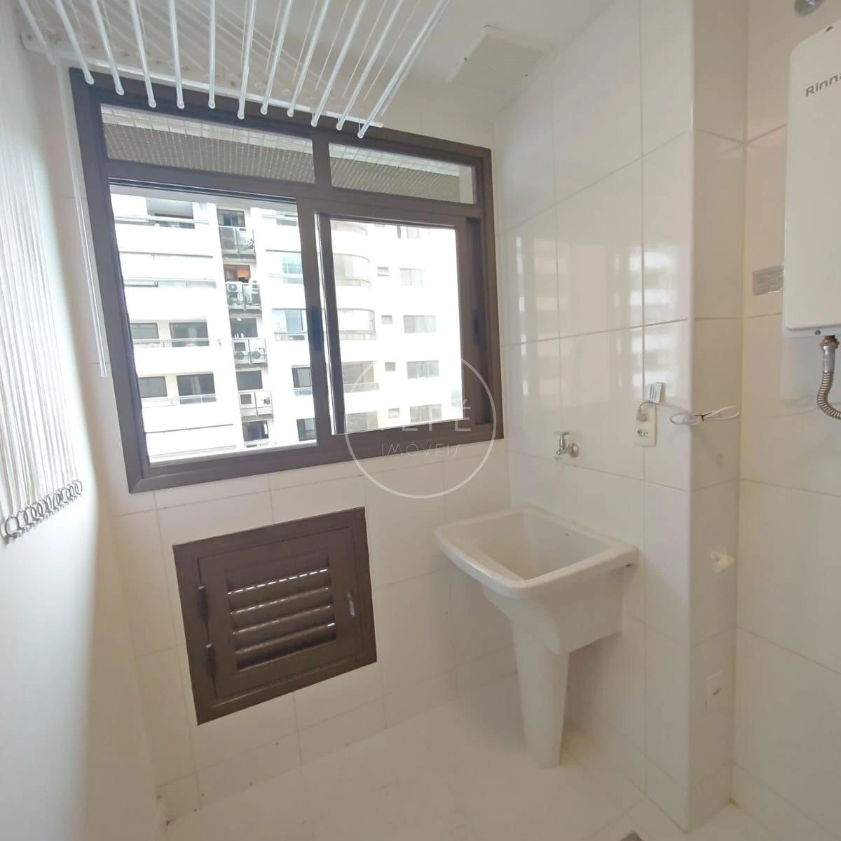 Glass-enclosed balcony in a 4-bedroom apartment, 123 m² — photo 24