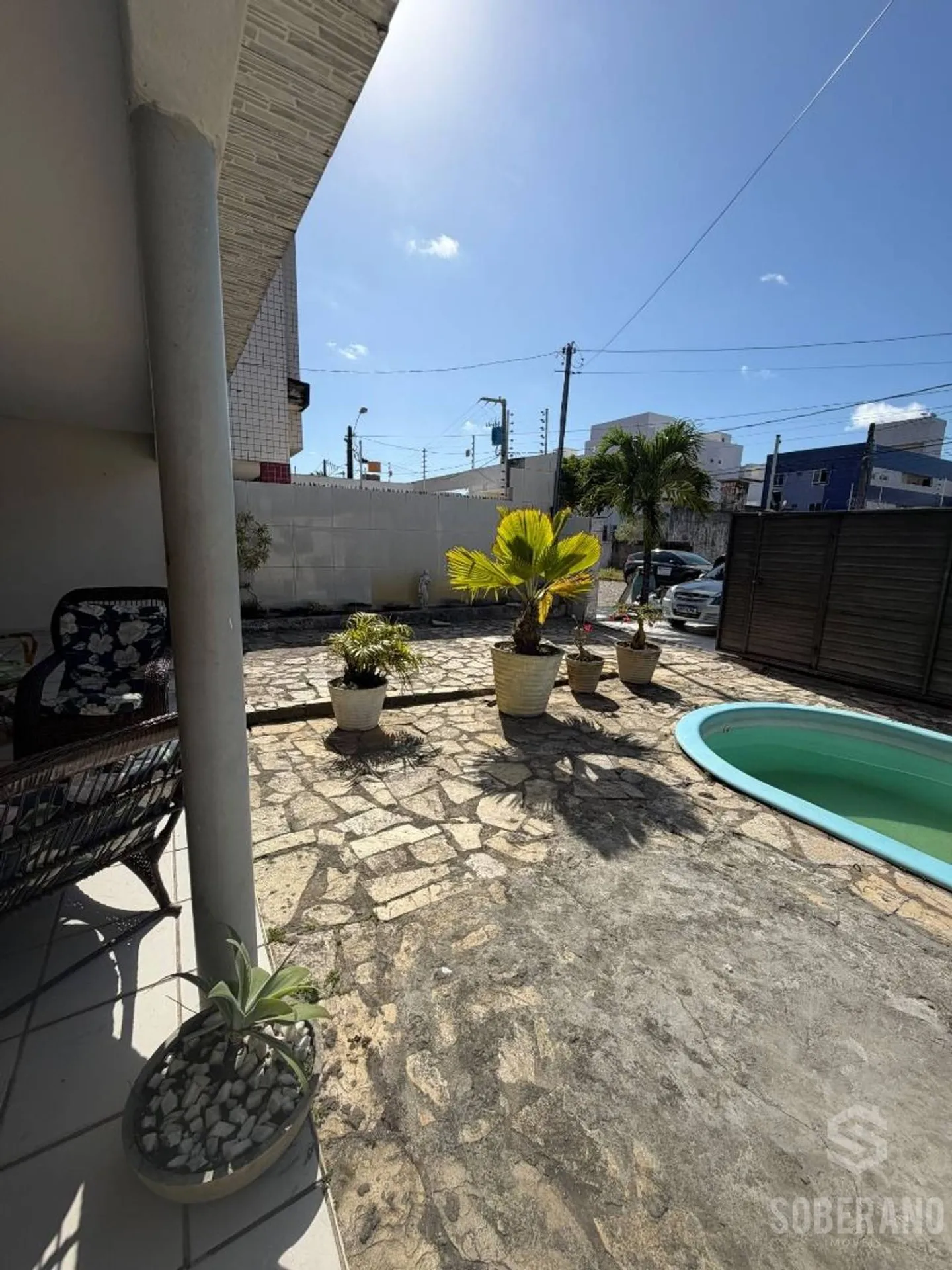 Balcony with a grill in a 6-bedroom house, 360 m² — photo 9
