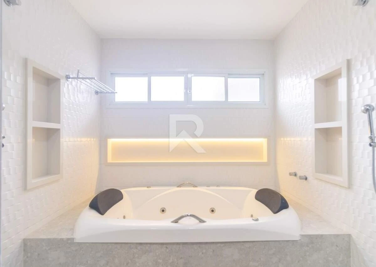 4-bedroom house with a bathtub in Curitiba — photo 25