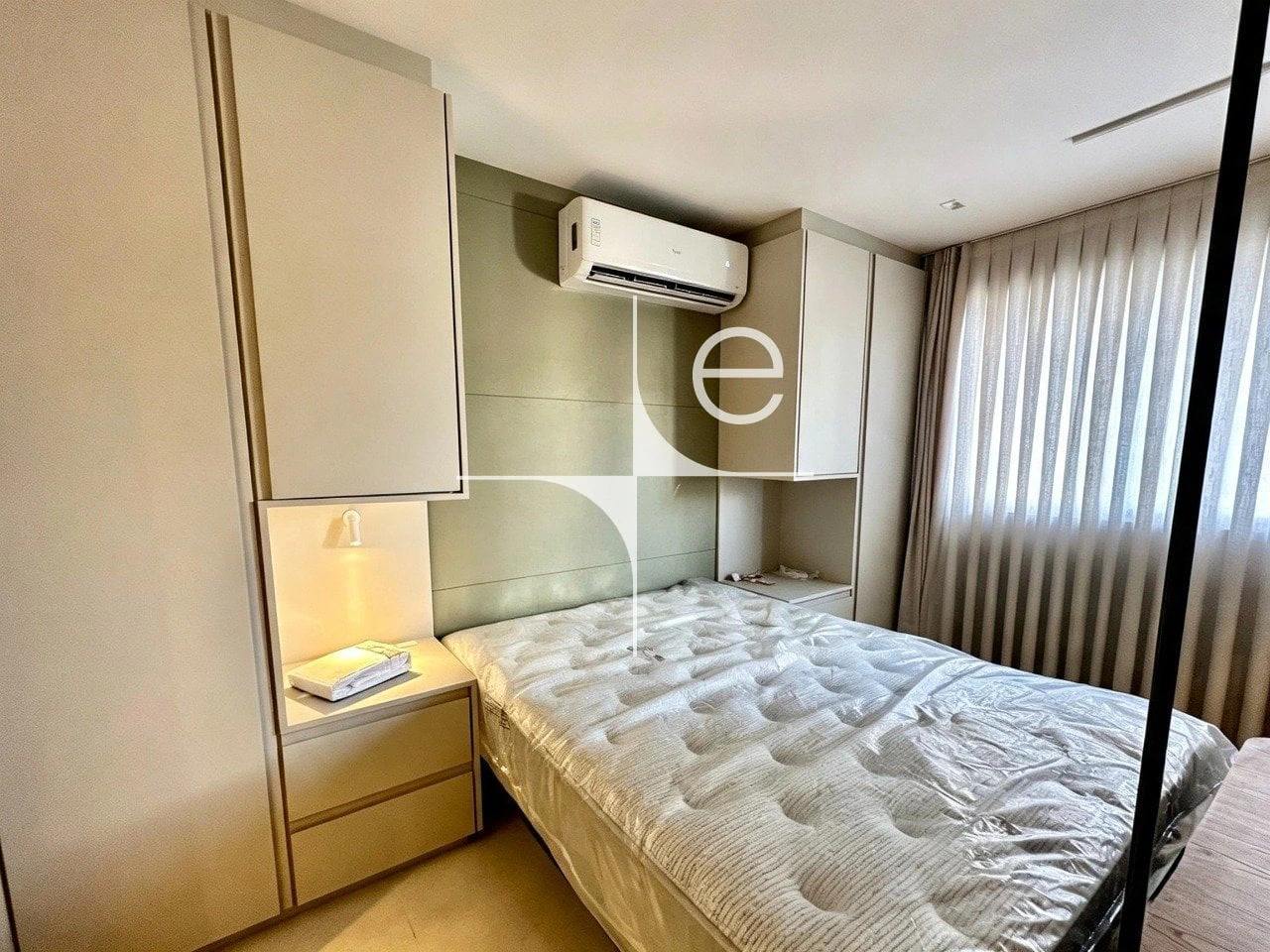 Furnished 1-bedroom apartment with an open-plan kitchen — photo 25