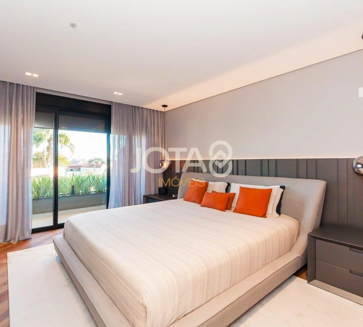 Floor-to-ceiling windows in a 4-bedroom house, 305 m² — photo 12